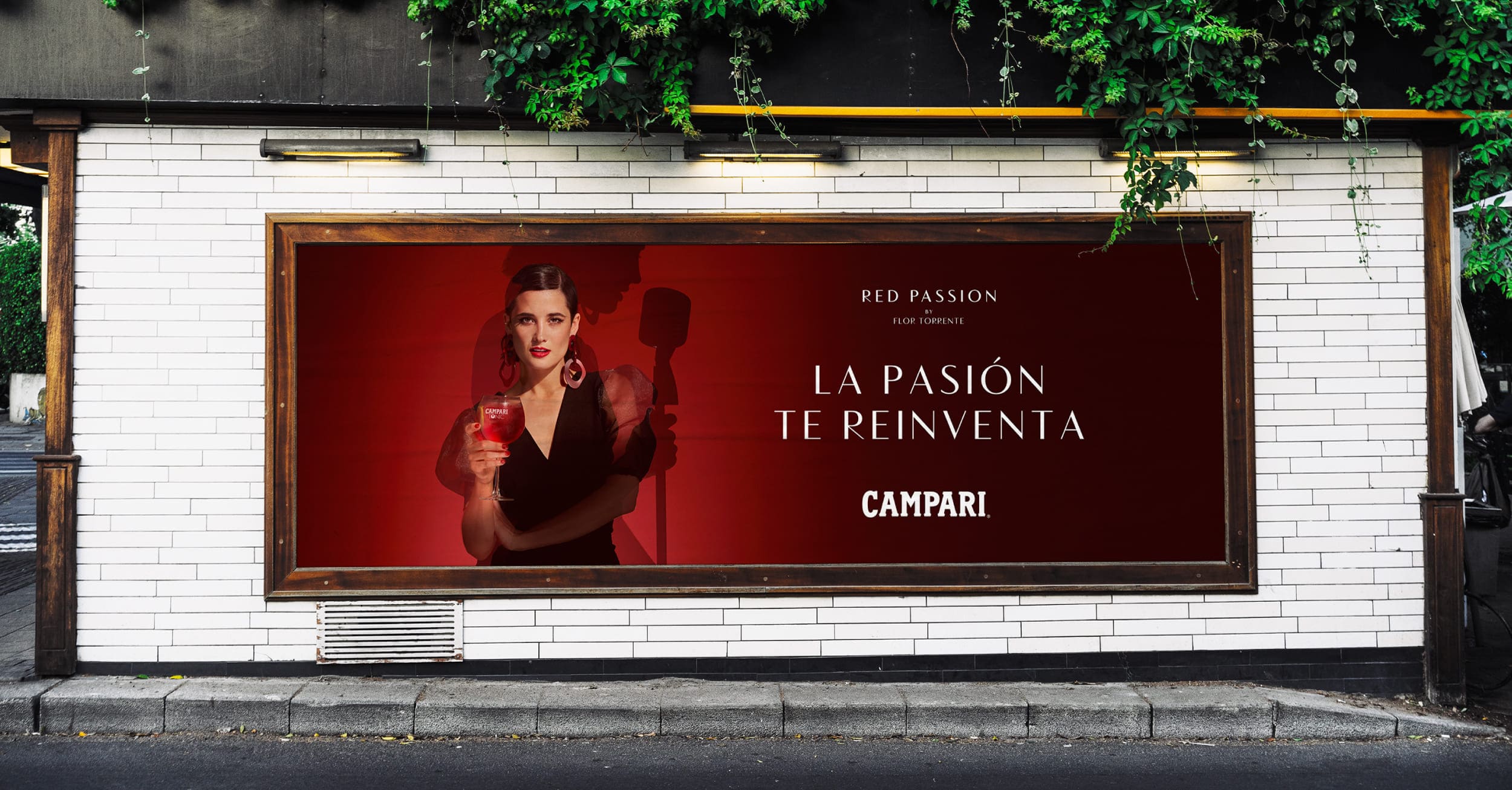 Poster de la campaña de Campari en vía pública: Red Passion by Flor Torrente. La pasión te reinventa.