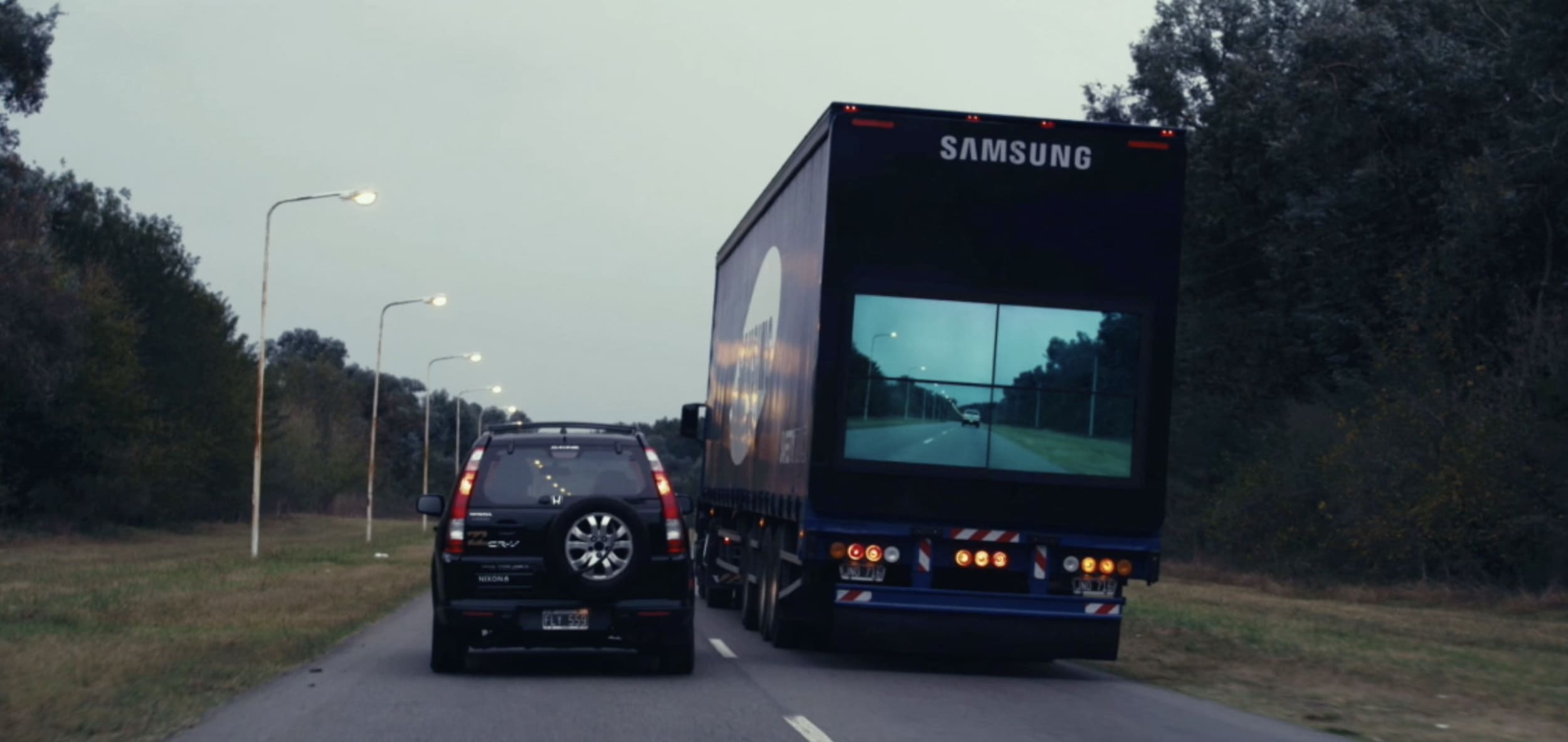 Camión de Samsung siendo sobrepasado por un auto.